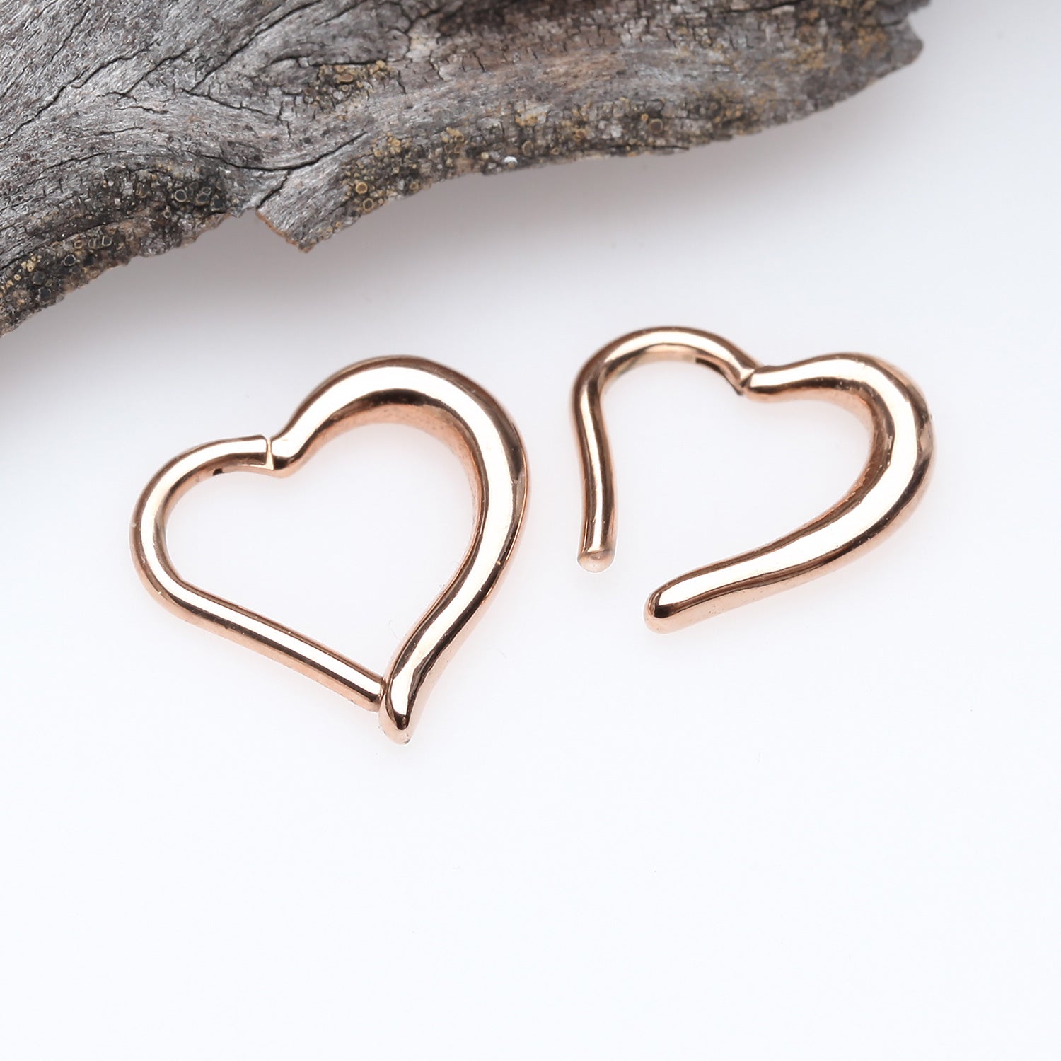Detail View 1 of Rose Gold Luscious Heart Seamless Clicker Ring