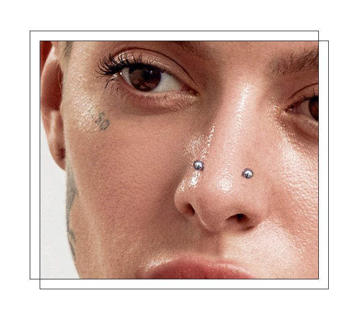 Located above the traditional nostril piercing, although they can be worn on their own, high nostril piercings are placed a few centimeters above the curve of the nostril crease and through the cartilage of the nose. It’s a great option for those with several facial piercings who want to layer them, or for people who want something a bit more unique. The pain is slightly more painful than a regular nostril piercing.